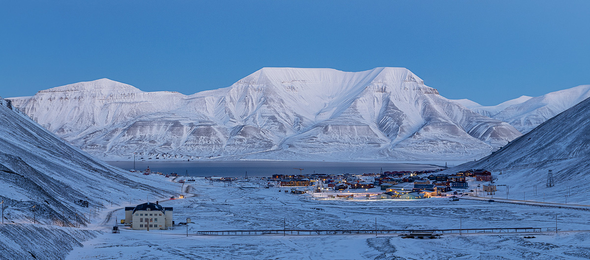 Figur 2.2 Utsyn ned Longyeardalen mot Hiortfjellet med Huset i forgrunnen.