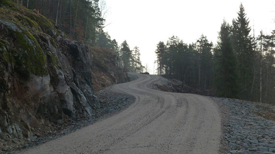 Ved god planlegging av trase etter terrenget, god utforming av grøfter og skråninger og sortering av utsprengt fjell i veikroppen gir skogsveianlegget et godt inntrykk i terrenget.