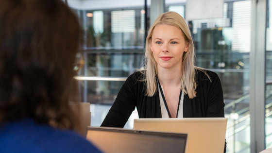 Nærbilde av kvinne på kontor med data. 