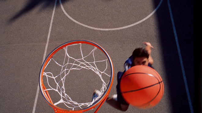 Ungdom som kaster basketball