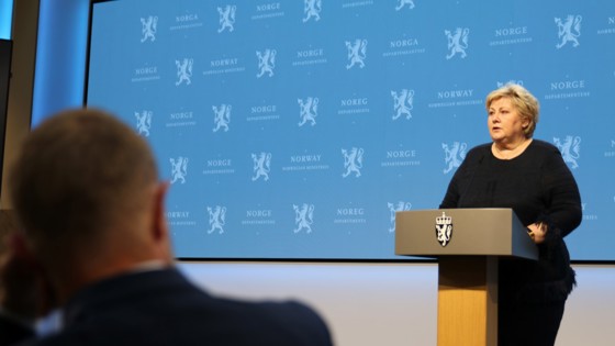 Erna Solberg bak talerstolen i Marmorhallen i Kongens gate