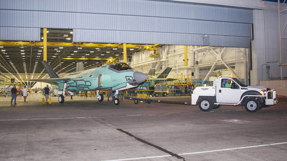 AM-1 flyttes fra fabrikkhallen. 