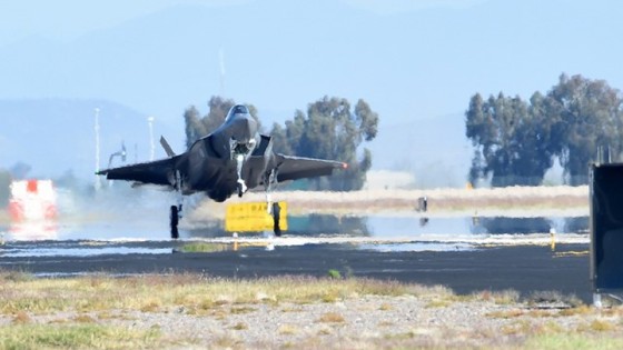 Første norske fly som lander på Luke Air Force Base i Arizona.