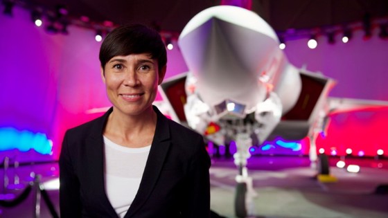 Bildet viser forsvarsminister Ine Eriksen Søreide i forbindelse med rollouten av det første norske F-35 jagerflyet på Lockheed Martin-fabrikken i Texas.