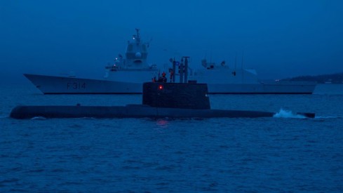 Ula-klasse ubåt, KNM Utsira, og Fridtjof Nansen-klasse fregatt, KNM Thor Heyerdahl, i en fjord nær Bergen under øvelse Dynamic Mongoose februar 2014.