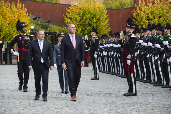 Visestatsminister i Australia Richard Marles blir tatt imot av forsvarsminister Bjørn Arild Gram foran Gardern