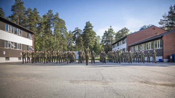 Soldater står oppstilt på Jørstadmoen