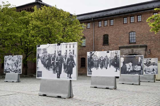 Bilde fra en utendørs utstilling utenfor Forsvarsmuseet