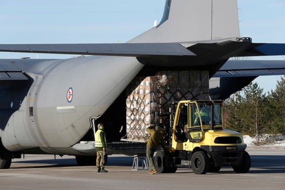 Tidligere donerte panservernraketter av typen M72 som ble lastet opp på en norsk C-130 J Hercules på vei mot Ukraina.