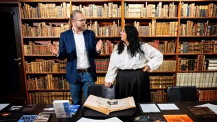 Aslak Sira Myhre, the director of the National Library of Norway, and Lubna Jaffery, the Norwegian Minister of Culture and Equality talking together with material from Jon Fosse in front of them.