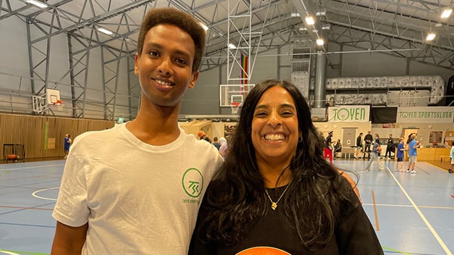 Prosjektleder i Tøyen Sportsklubb Abdinor Mahamed og kultur- og likestillingsminister Lubna Jaffery.