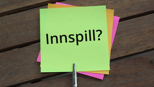 Illustrasjon av post-it-lapper i flere farger og ordet "Innspill?" på øverste lapp