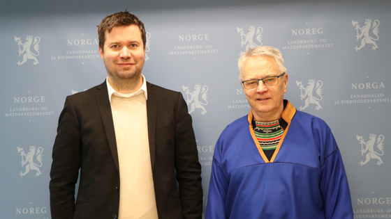 Landbruks-  og matminister Geir Pollestad og leder i Norske Reindriftsamers Landsforbund Inge Even Danielsen.