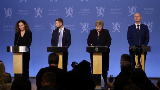 Camilla Stoltenberg, Bent Høie, Erna Solberg og Bjørn Guldvog står foran pressen på Statsministerens kontor.