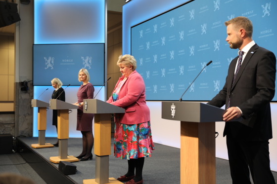 Helse, og omsorgsminister, statsminister, kunnskaps- og integreringsminister og justis- og beredskapsminister under pressekonferanse om koronasituasjonen 24. september 2021.