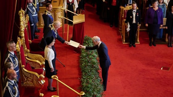 Statsminister Jonas Gahr Støre leverer Trontalen til Hans Majested Kong Harald V, som står under Eidsvollmaleriet i Stortingssalen.