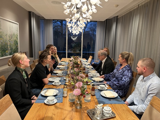 Frokostbord i Statsministerboligen med gjestene rundt, de diskuterer mens de spiser frokost.