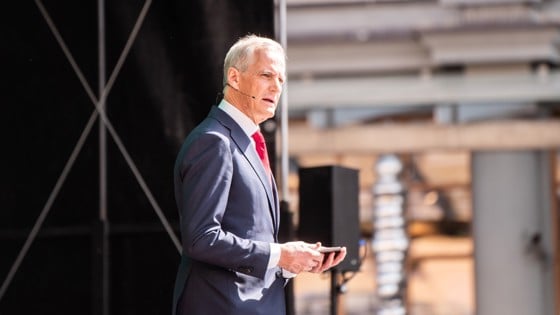 Prime Minister Støre on stage in Bergen.