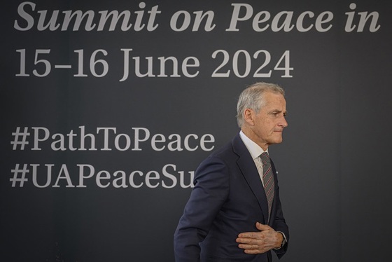 PM Jonas Gahr Støre arrives at the Summit on Peace in Ukraine.  