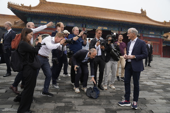 Fotografer tar bilder av statsminister Støre i Den forbudte by i Beijing.