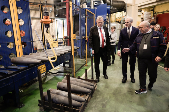 Konsernsjef Morten Brandzæg og produksjonssjef Vegard Løkke i Nammo viser statsminister Jonas Gahr Støre rundt under besøket på Nammo på Raufoss. 