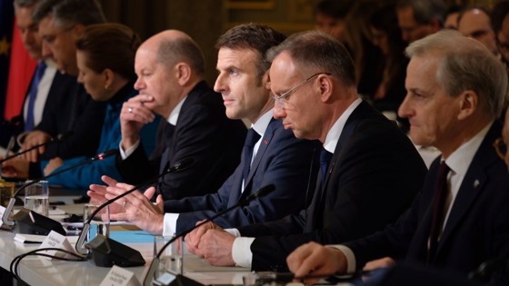 Gruppebilde fra et av konferansebordene. Bla. Scholz, Macron og Støre.