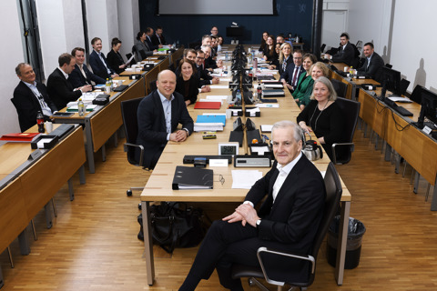 Regjeringen og regjeringsråden samlet til regjeringskonferanse på Statsministerens kontor. Sitter rundt et langt møtebord.