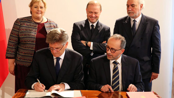 Statsminister Erna Solberg bivåner at ambassadør Bjørn Grydeland signerer avtalen med Malta. Foto: Reuben Piscopo, Department of Information, Malta