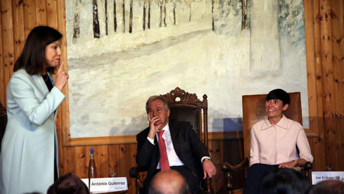 FNs generalsekretær Antonio Guterres og utenriksminister Ine Eriksen Søreide får formaninger av Lyse Doucet (BBC) som var moderator under åpningen av Oslo Forum 2018. Foto: Marta B. Haga, UD