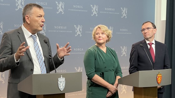 Bilde av UNRWAs sjef på pressekonferanse med utviklingsministeren og utenriksministeren