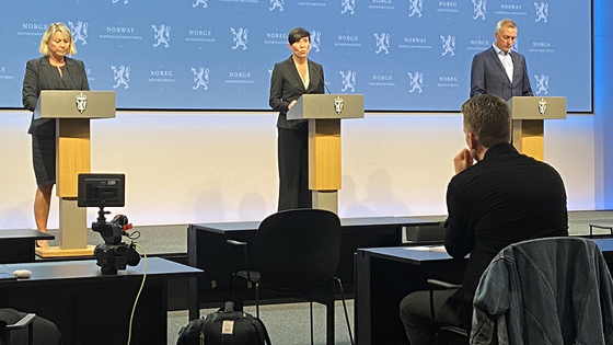 Justisminister Monica Mæland, utenriksminister Ine Eriksen Søreide og forsvarsminister Frank Bakke-Jensen orienterer om situasjonen i evakueringsarbeidet i Afghanistan. Foto: Guri Solberg, UD