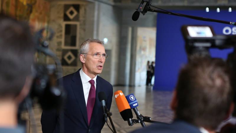 Bilde av Jens Stoltenberg foran pressekorps på rådhuset i Oslo