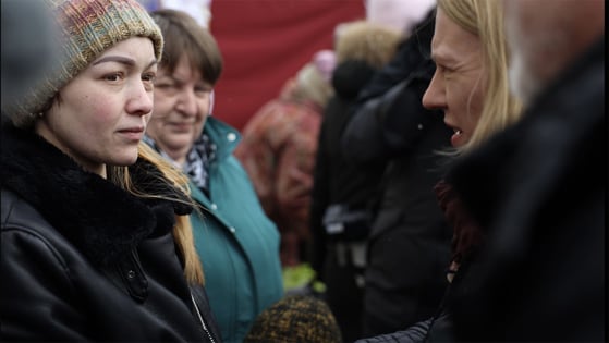 Utenriksministeren snakker med en flyktning