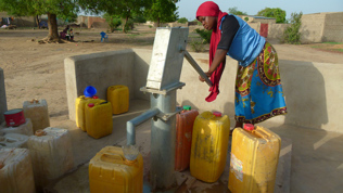 Vannstasjon i Burkina Faso.  Foto: Kirkens Nødhjelp