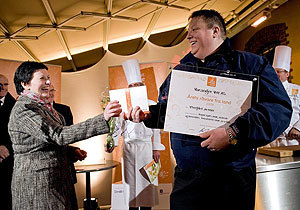 Fiskeri- og kystminister Helga Pedersen og Ken Albert Abrahamsen fra Varanger vilt under premieutdelingen. Foto:Det Norske Måltid.