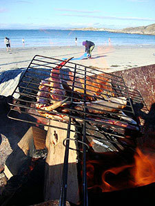 Grilling av krabbeklør i fjæra