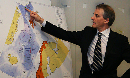 - Dette skaper klare ansvarsforhold og forutsigbare rammevilkår for aktiviteten i nordområdene. Det sikrer Norge betydelige rettigheter og ansvar i et havområde på omkring 235.000 kvadratkilometer. Anbefalingen er derfor en historisk begivenhet av stor betydning for Norge, sier utenriksminister Jonas Gahr Støre.  Foto: UD
