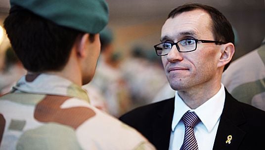 Forsvarsminister Espen Barth Eide og norsk soldat